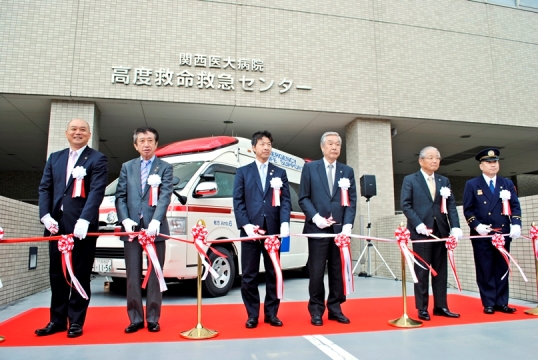 テープカットを行う山下理事長、澤田病院長ほか
