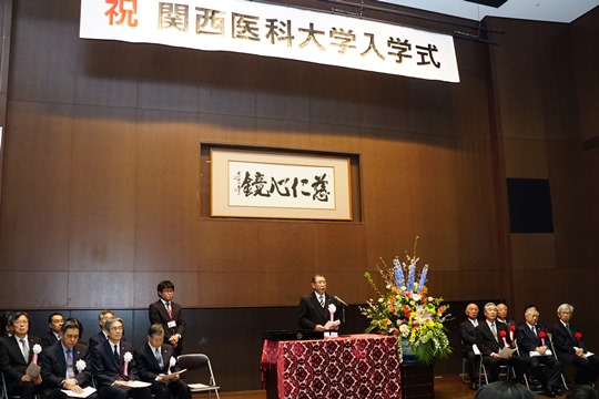 告辞を述べる友田学長